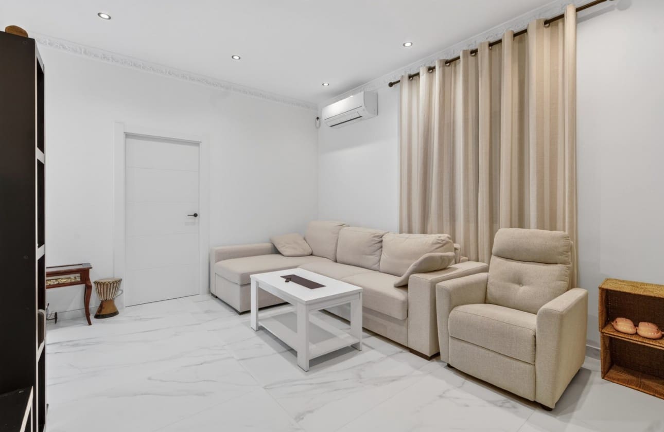 3 makuuhuone Huvila myytävänä paikassa El Altet mukana uima-altaan 
autotalli - 670 000 € (Ref: 9798383)