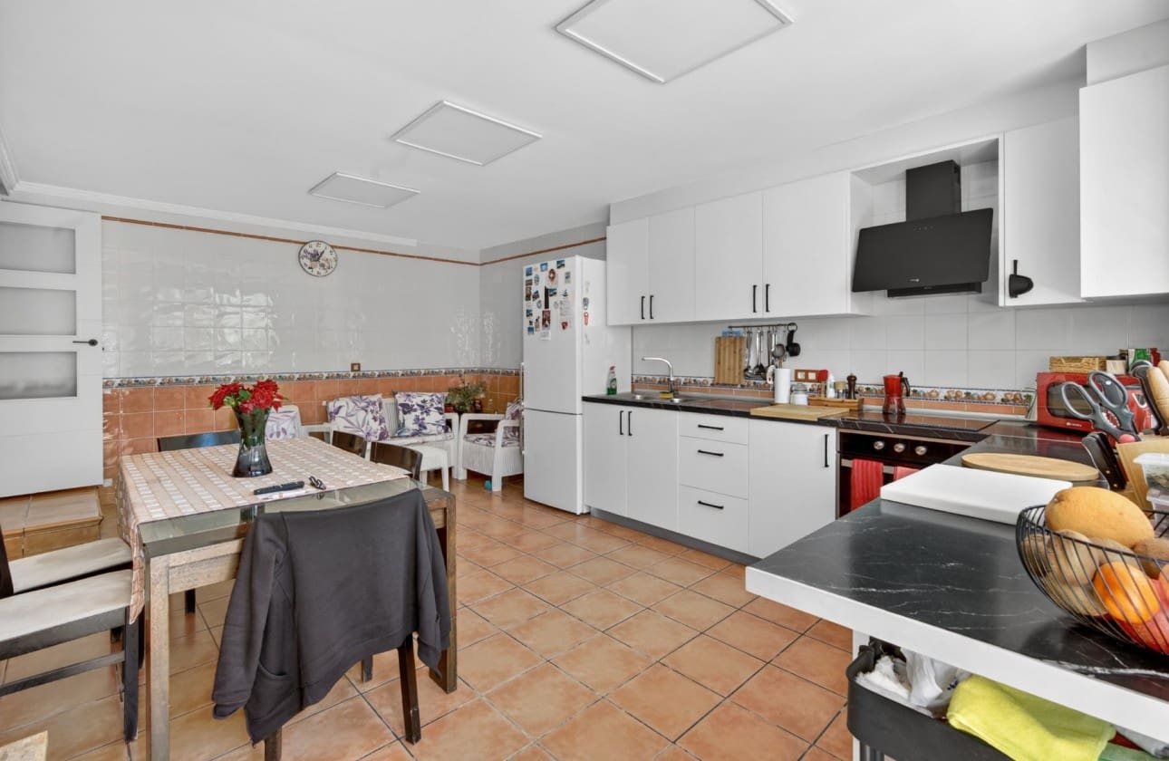 3 makuuhuone Huvila myytävänä paikassa El Altet mukana uima-altaan 
autotalli - 670 000 € (Ref: 9798383)