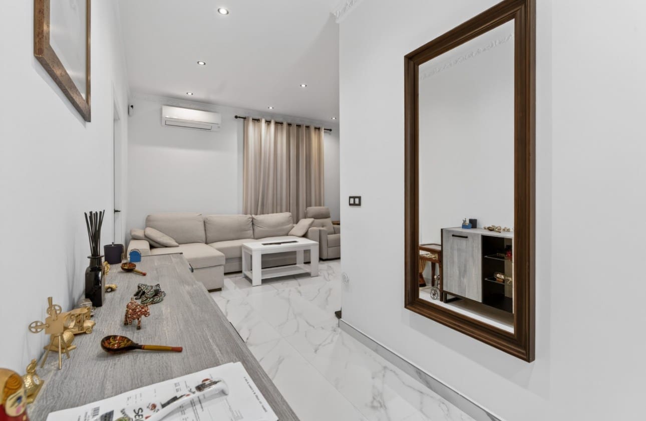 3 makuuhuone Huvila myytävänä paikassa El Altet mukana uima-altaan 
autotalli - 670 000 € (Ref: 9798383)