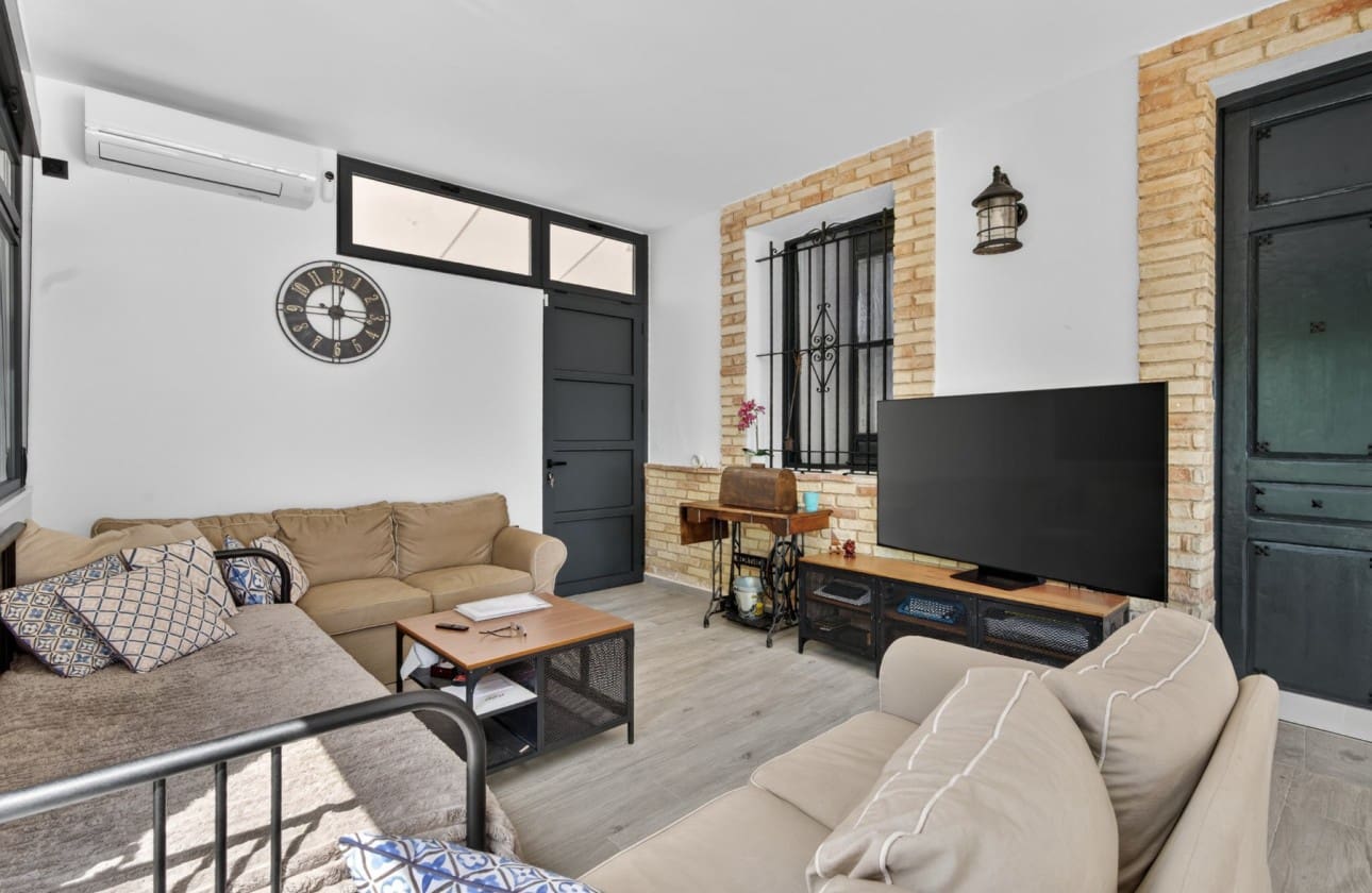 3 makuuhuone Huvila myytävänä paikassa El Altet mukana uima-altaan 
autotalli - 670 000 € (Ref: 9798383)