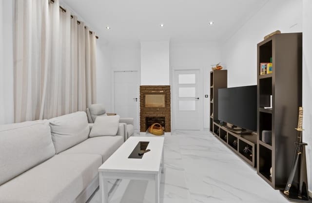 3 makuuhuone Huvila myytävänä paikassa El Altet, Elche / Elx mukana uima-altaan 
autotalli - 670 000 € (Ref: 9798383)