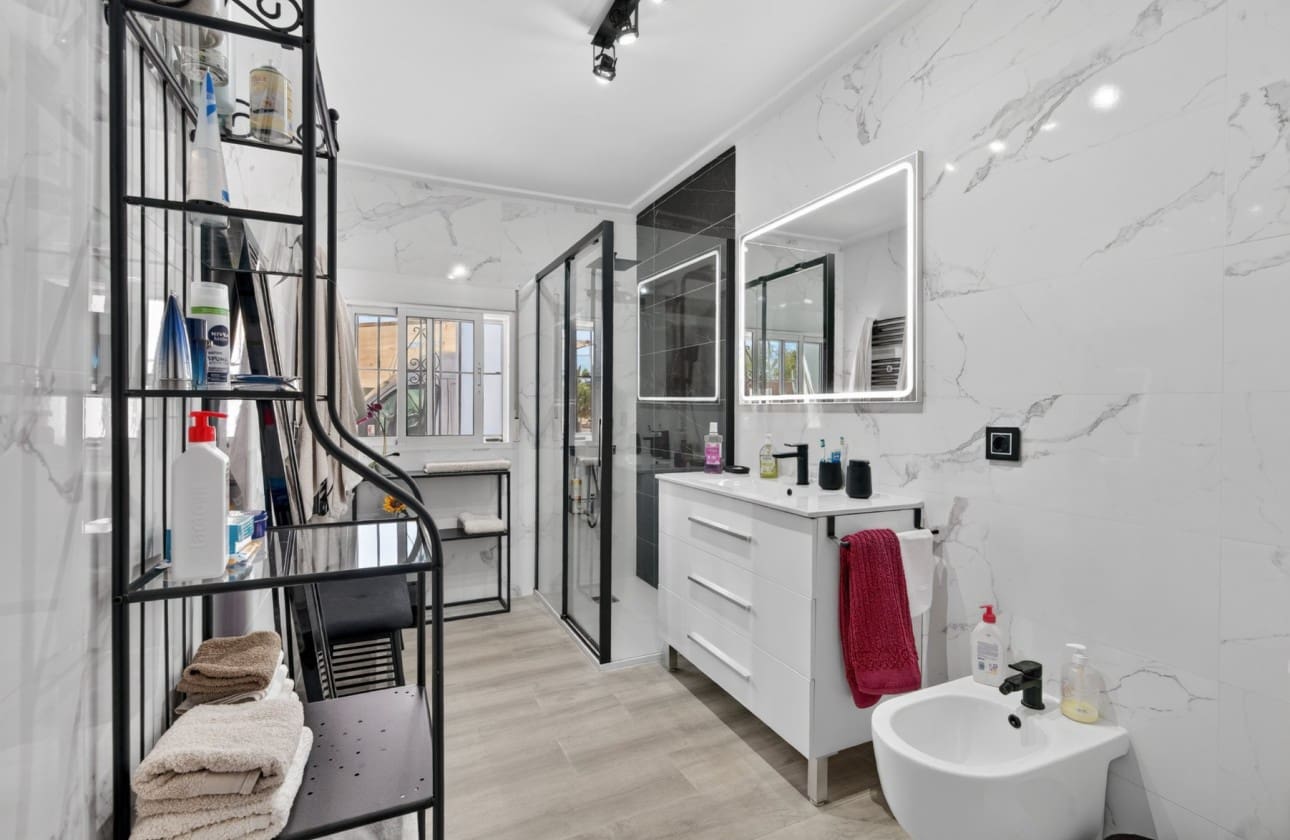 3 makuuhuone Huvila myytävänä paikassa El Altet mukana uima-altaan 
autotalli - 670 000 € (Ref: 9798383)