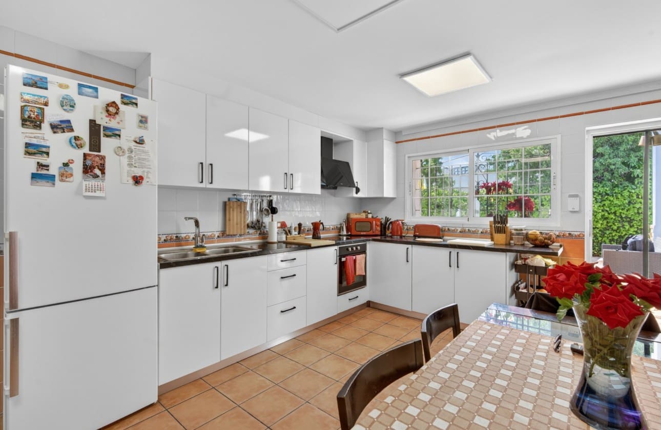 3 makuuhuone Huvila myytävänä paikassa El Altet mukana uima-altaan 
autotalli - 670 000 € (Ref: 9798383)