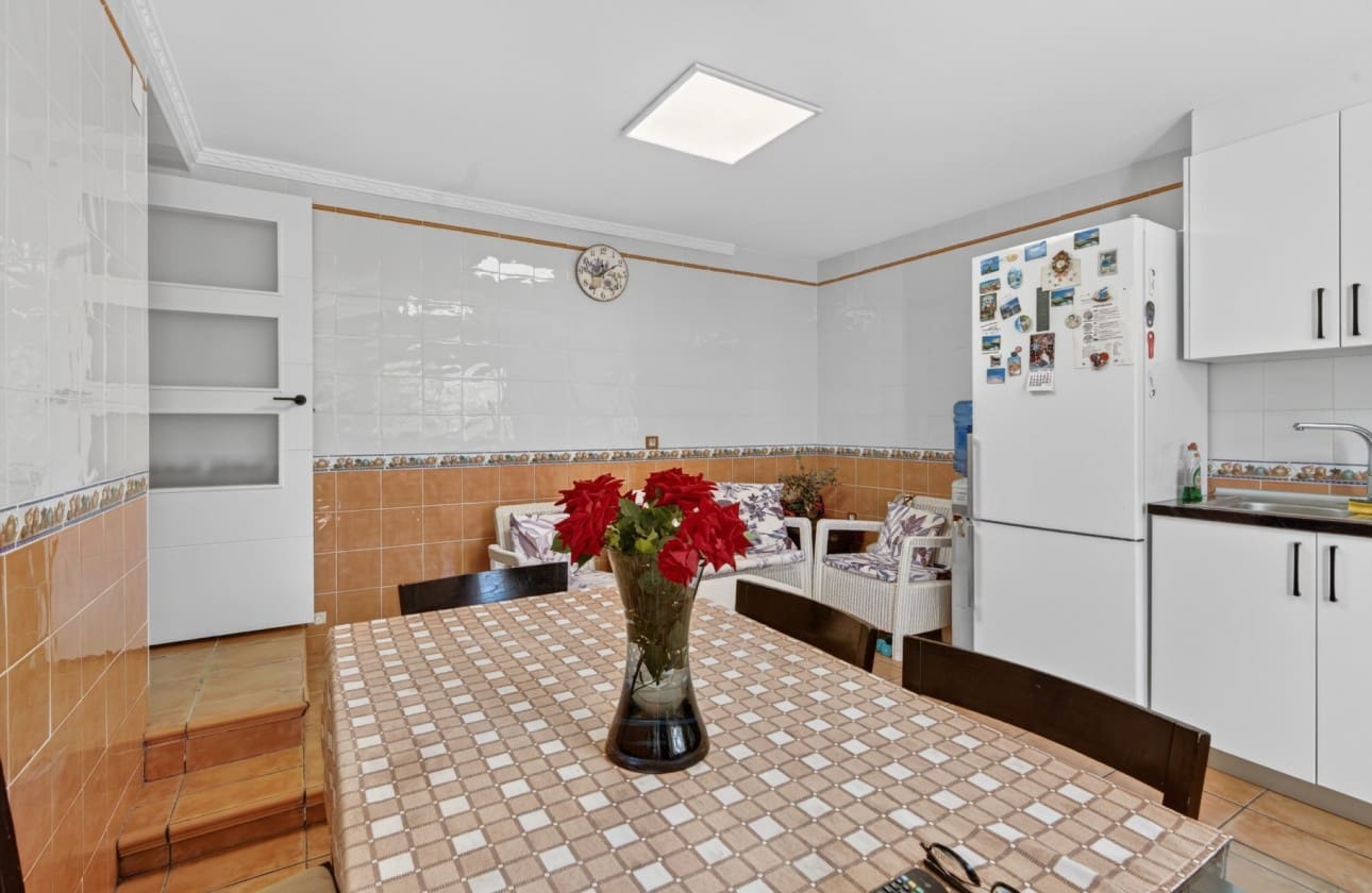 3 makuuhuone Huvila myytävänä paikassa El Altet mukana uima-altaan 
autotalli - 670 000 € (Ref: 9798383)