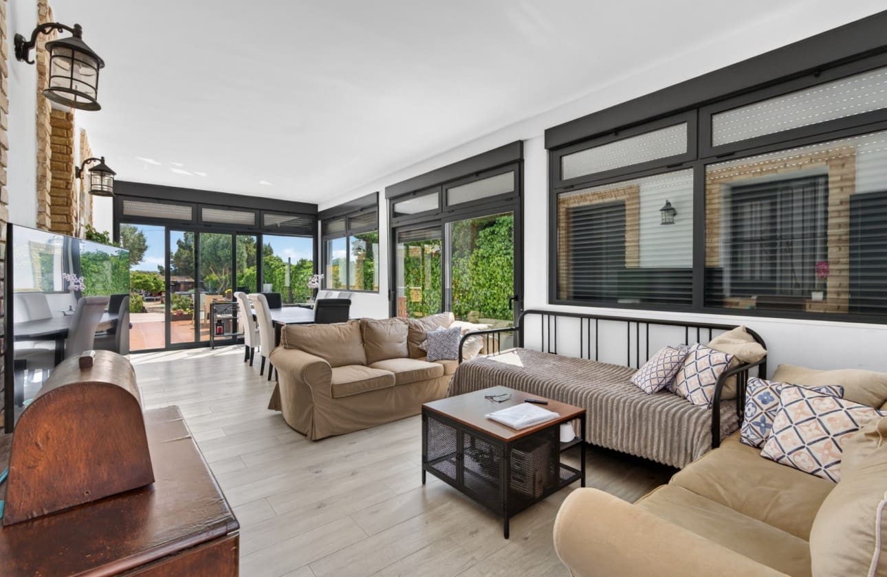 3 makuuhuone Huvila myytävänä paikassa El Altet mukana uima-altaan 
autotalli - 670 000 € (Ref: 9798383)