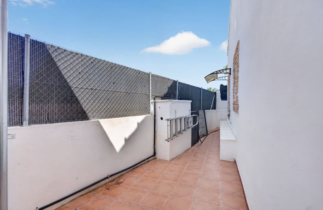 3 makuuhuone Huvila myytävänä paikassa El Altet mukana uima-altaan 
autotalli - 670 000 € (Ref: 9798383)