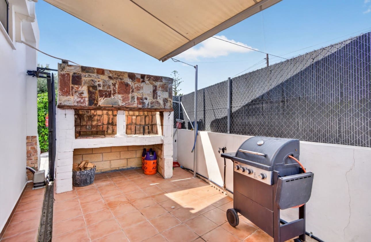 3 makuuhuone Huvila myytävänä paikassa El Altet mukana uima-altaan 
autotalli - 670 000 € (Ref: 9798383)