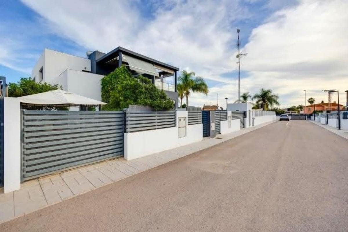 3 chambre Maison de Ville à vendre à Torrevieja avec piscine garage - 350 000 € (Ref: 9853072)
