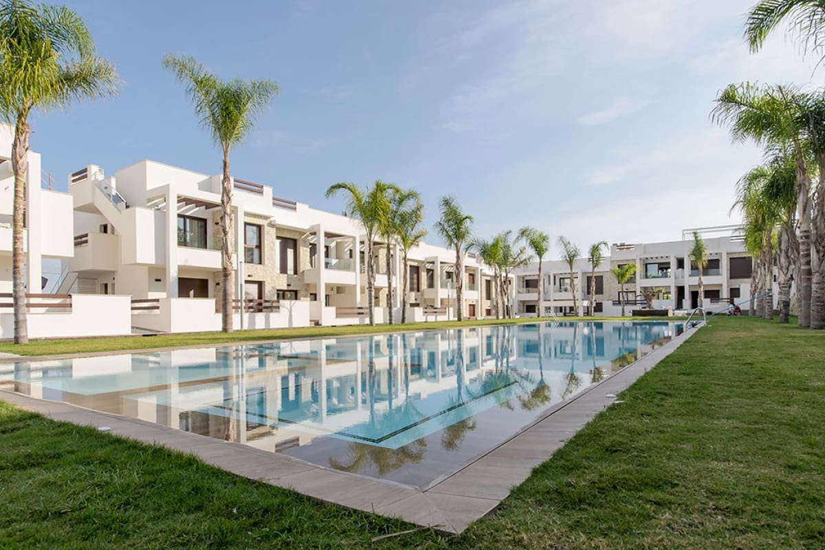 2 chambre Bungalow à vendre à Torrevieja avec piscine garage - 290 000 € (Ref: 9853077)