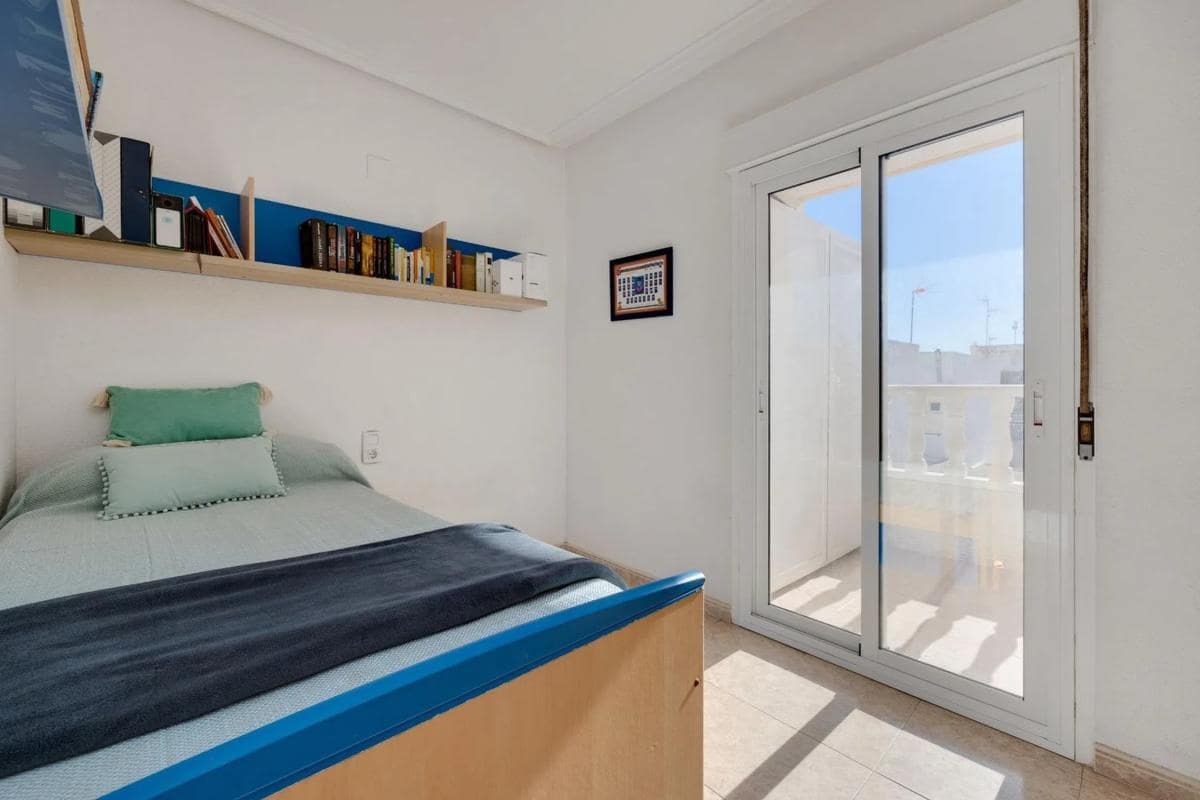 2 makuuhuone Kattohuoneisto myytävänä paikassa Torrevieja mukana uima-altaan 
autotalli - 166 300 € (Ref: 9854116)