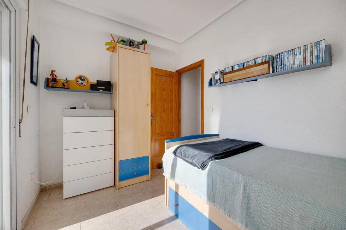 2 makuuhuone Kattohuoneisto myytävänä paikassa Torrevieja mukana uima-altaan 
autotalli - 166 300 € (Ref: 9854116)