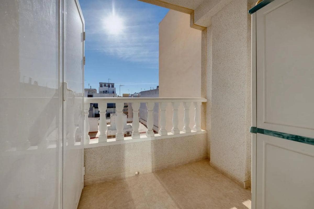 2 makuuhuone Kattohuoneisto myytävänä paikassa Torrevieja mukana uima-altaan 
autotalli - 166 300 € (Ref: 9854116)