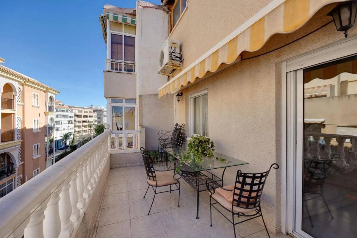 2 makuuhuone Kattohuoneisto myytävänä paikassa Torrevieja mukana uima-altaan 
autotalli - 166 300 € (Ref: 9854116)