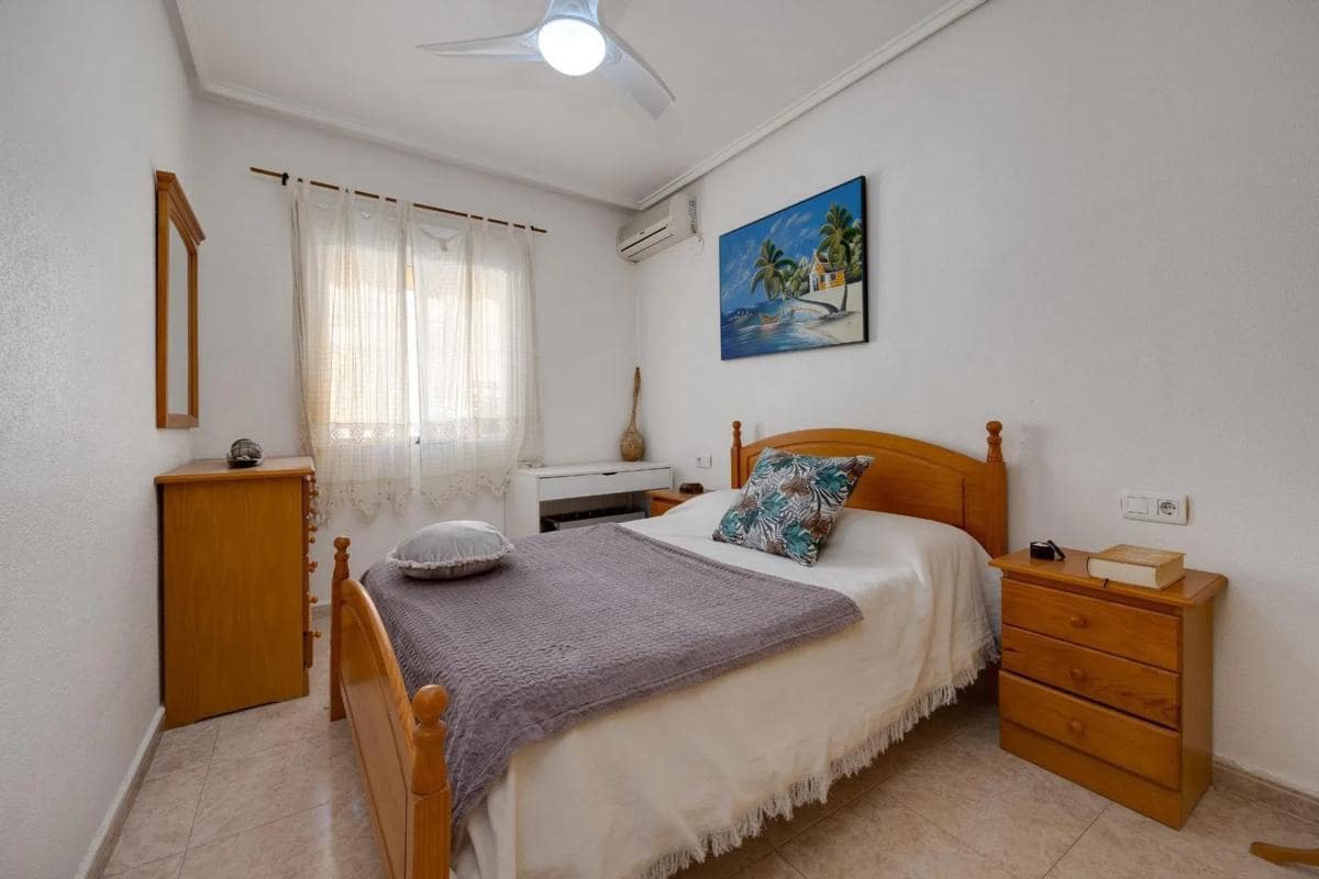 2 makuuhuone Kattohuoneisto myytävänä paikassa Torrevieja mukana uima-altaan 
autotalli - 166 300 € (Ref: 9854116)