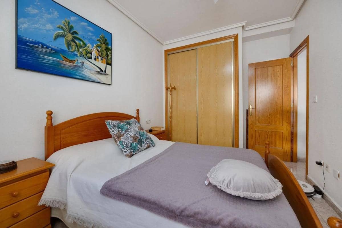2 makuuhuone Kattohuoneisto myytävänä paikassa Torrevieja mukana uima-altaan 
autotalli - 166 300 € (Ref: 9854116)