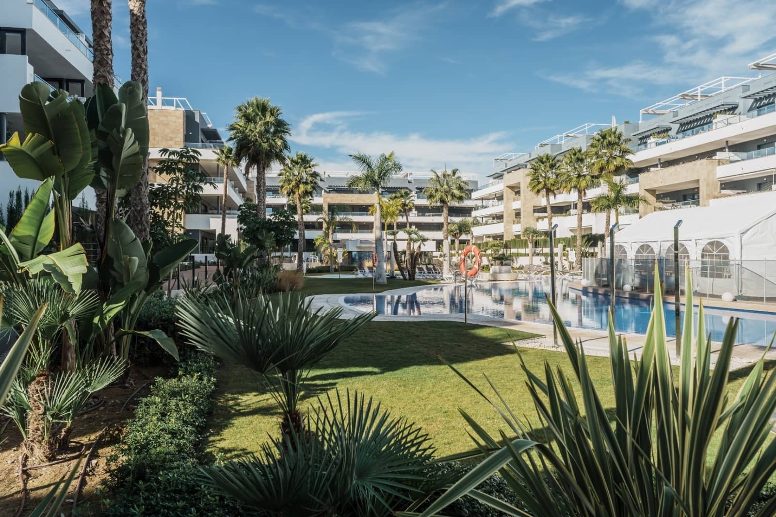 2 makuuhuone Kattohuoneisto myytävänä paikassa Playa Flamenca mukana uima-altaan 
autotalli - 499 000 € (Ref: 9854206)