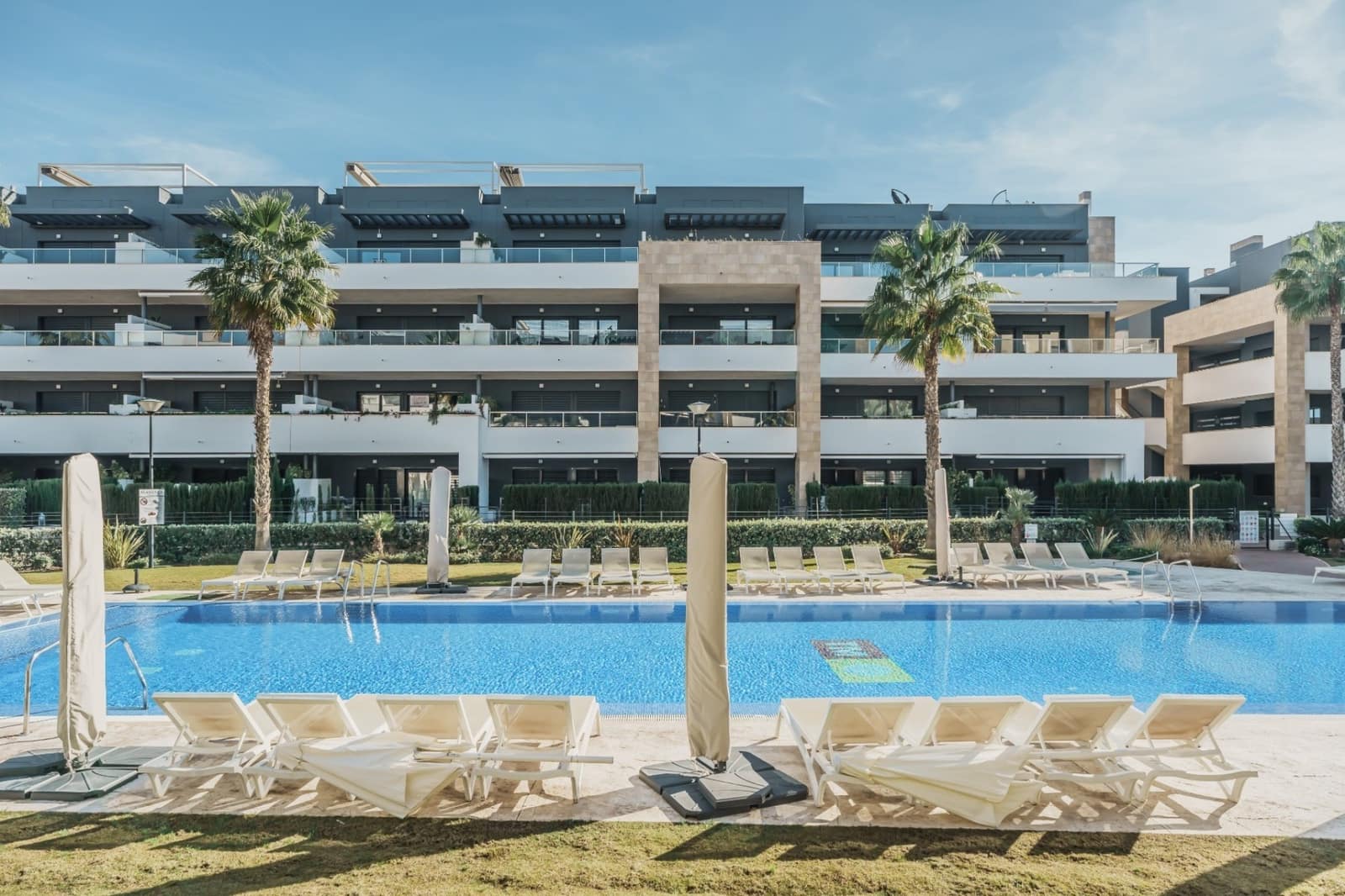 2 makuuhuone Kattohuoneisto myytävänä paikassa Playa Flamenca mukana uima-altaan 
autotalli - 499 000 € (Ref: 9854206)