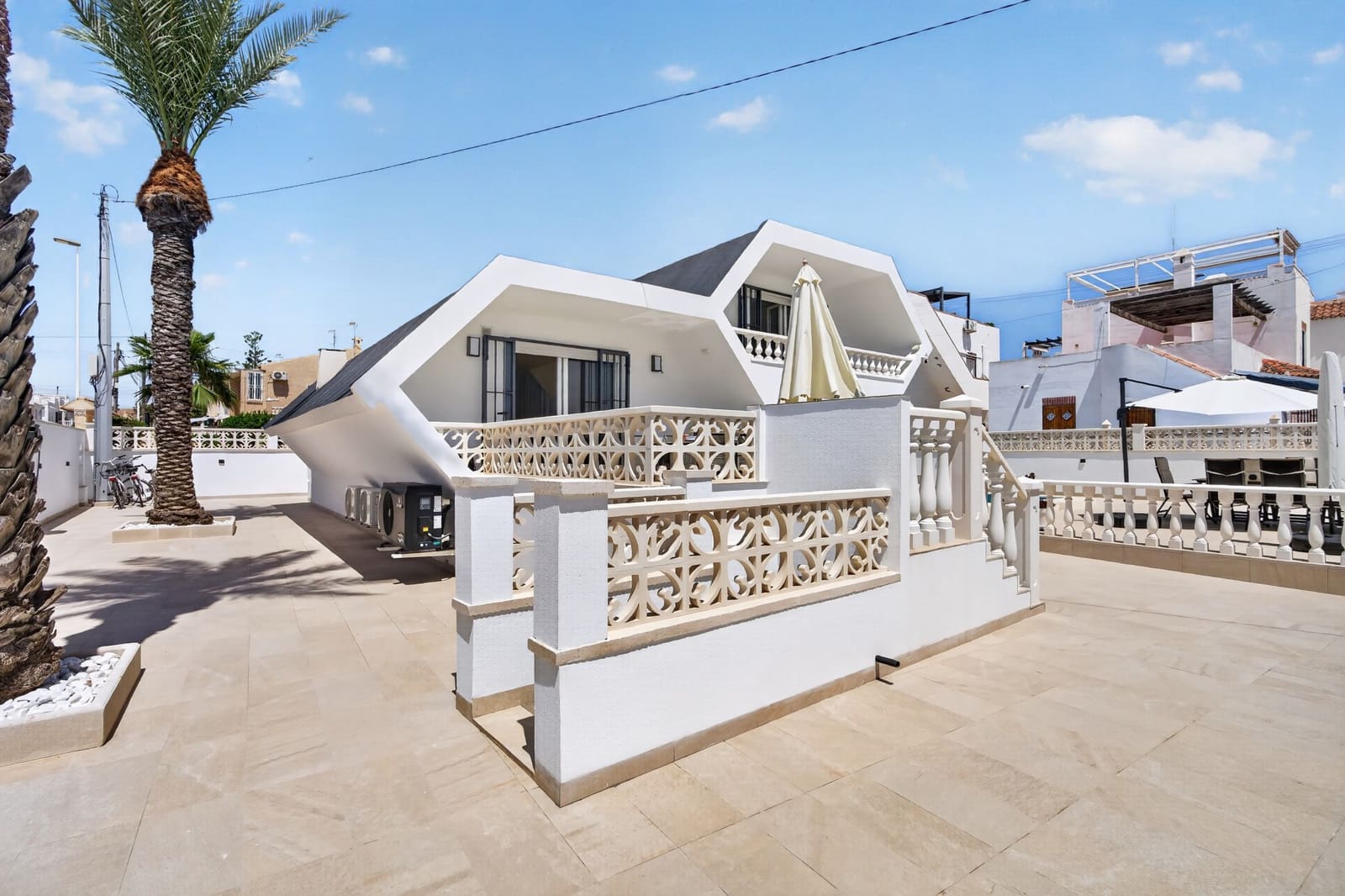 3 soveværelse Villa til salg i Torrevieja med swimmingpool garage - € 529.000 (Ref: 9926313)