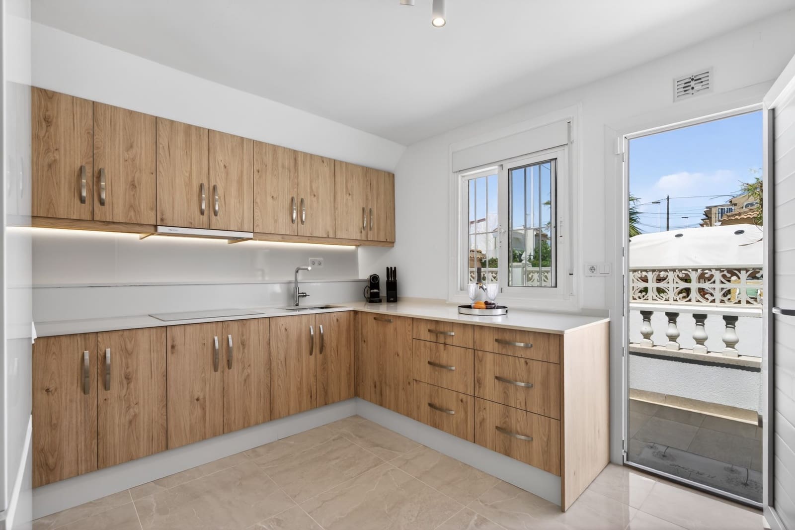 3 soveværelse Villa til salg i Torrevieja med swimmingpool garage - € 529.000 (Ref: 9926313)
