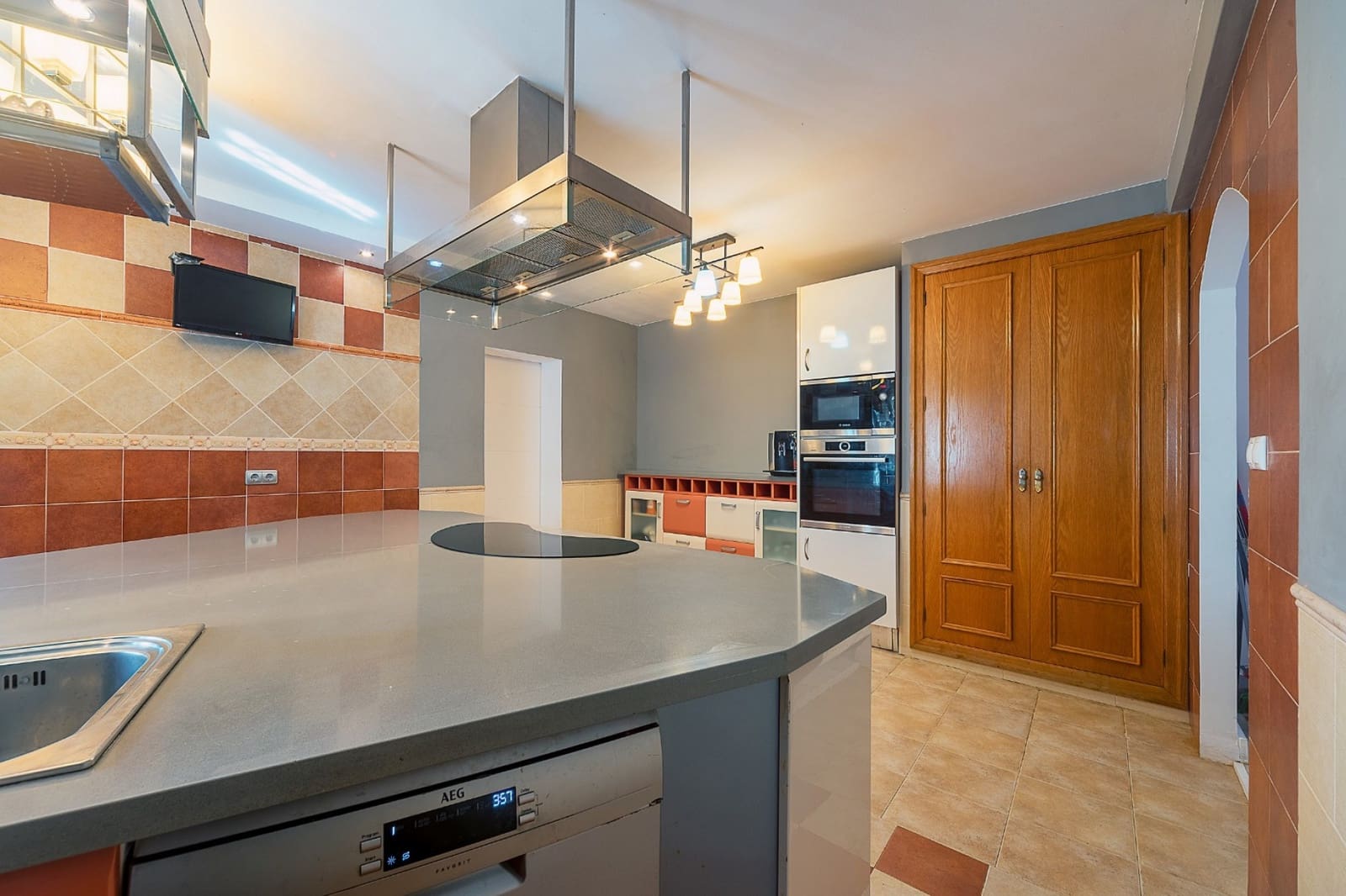 4 bedroom Villa for sale in San Vicente / Sant Vicent del Raspeig with pool - € 469,000 (Ref: 9926314)