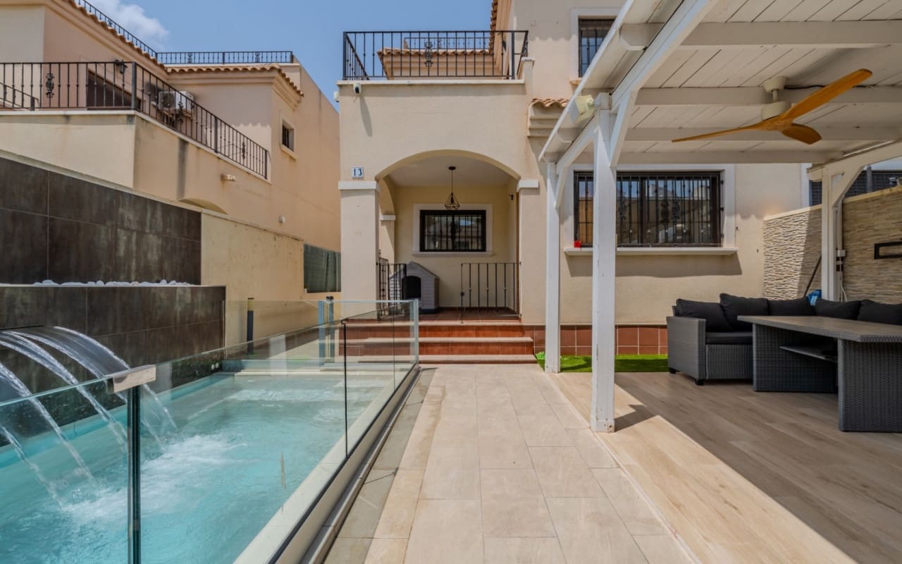 3 bedroom Villa for sale in Torrevieja with pool - € 305,000 (Ref: 10004332)