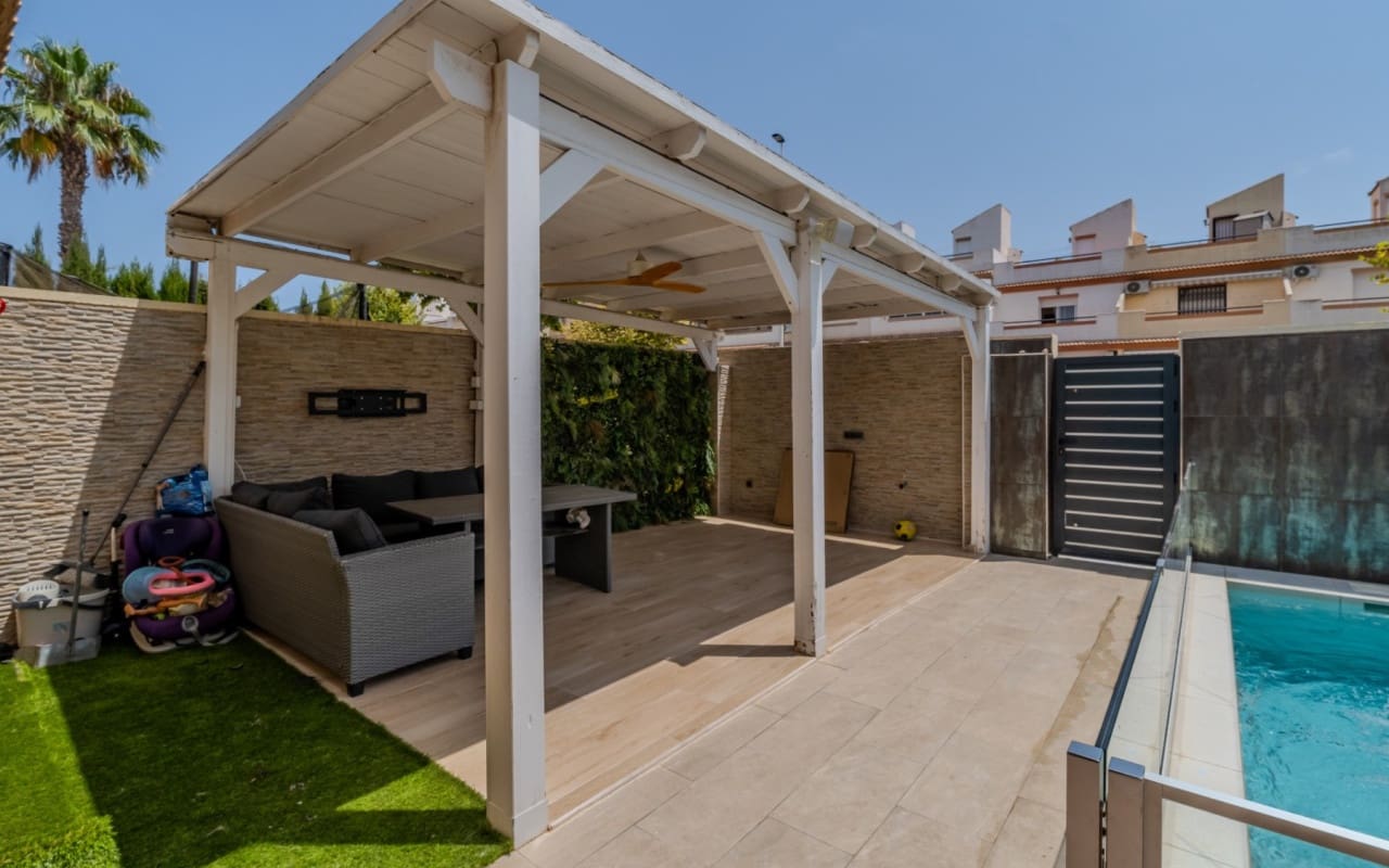 3 bedroom Villa for sale in Torrevieja with pool - € 305,000 (Ref: 10004332)