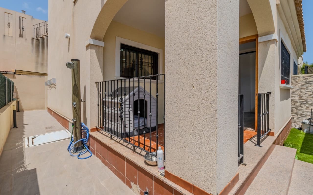 3 bedroom Villa for sale in Torrevieja with pool - € 305,000 (Ref: 10004332)