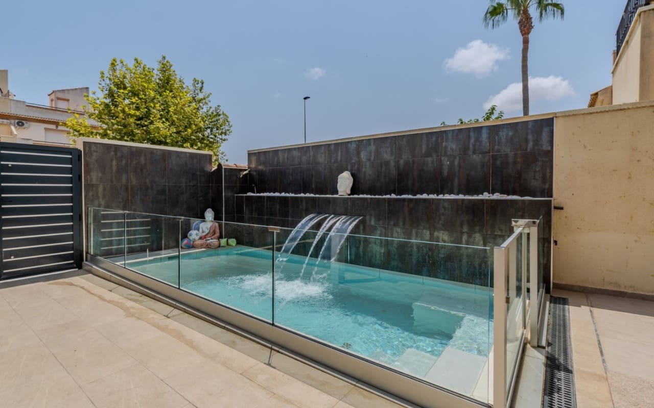 3 bedroom Villa for sale in Torrevieja with pool - € 305,000 (Ref: 10004332)