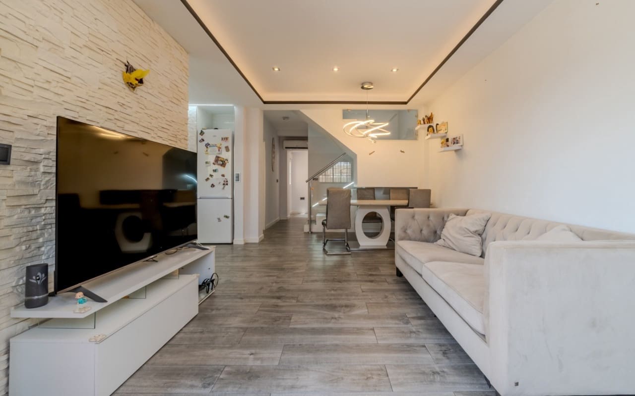 3 bedroom Villa for sale in Torrevieja with pool - € 305,000 (Ref: 10004332)