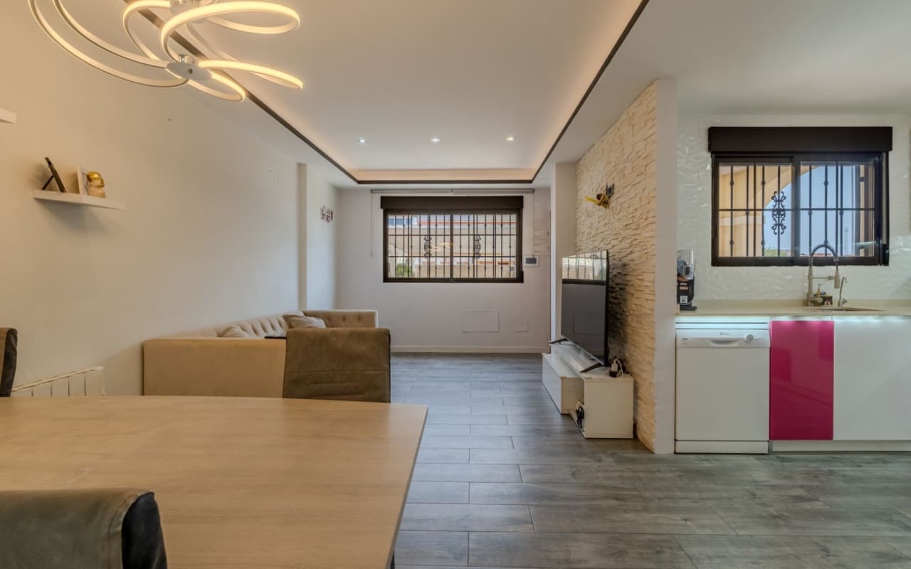 3 bedroom Villa for sale in Torrevieja with pool - € 305,000 (Ref: 10004332)