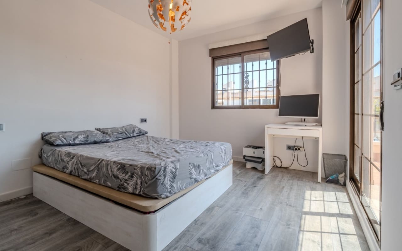 3 bedroom Villa for sale in Torrevieja with pool - € 305,000 (Ref: 10004332)