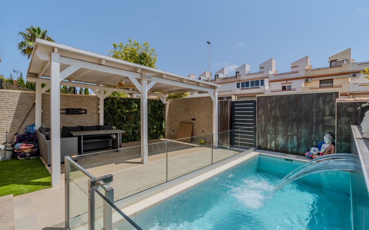 3 bedroom Villa for sale in Torrevieja with pool - € 305,000 (Ref: 10004332)
