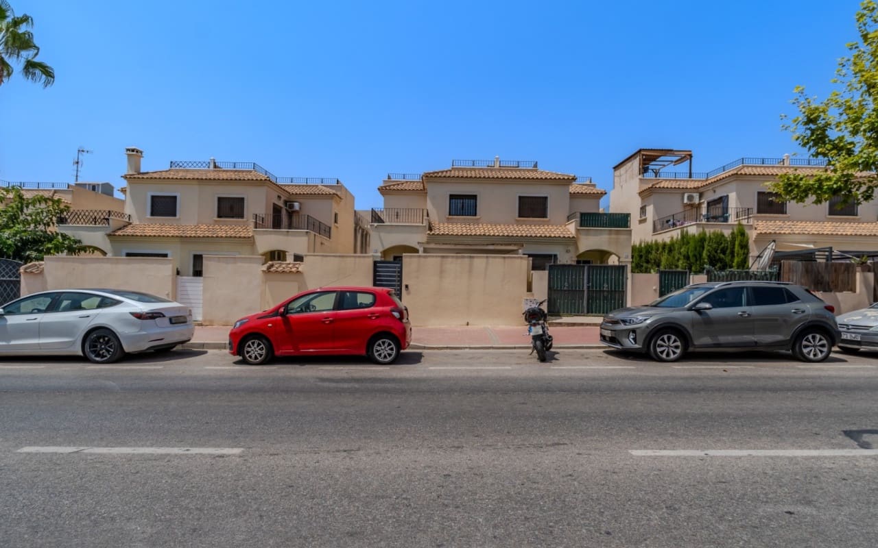 3 bedroom Villa for sale in Torrevieja with pool - € 305,000 (Ref: 10004332)