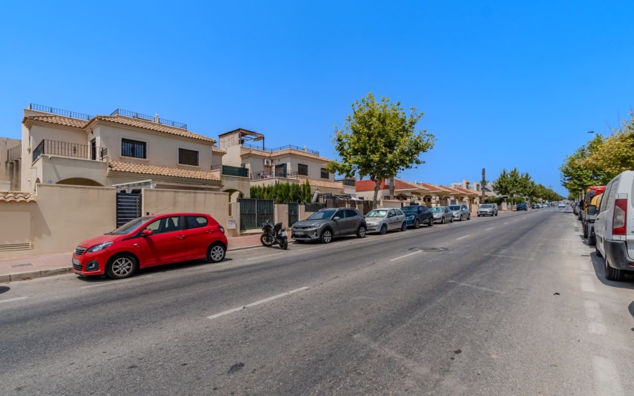 3 bedroom Villa for sale in Torrevieja with pool - € 305,000 (Ref: 10004332)