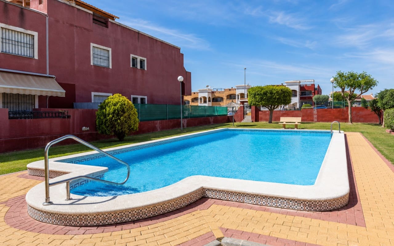 2 slaapkamer Huis te koop in Torrevieja met zwembad - € 162.500 (Ref: 10004335)