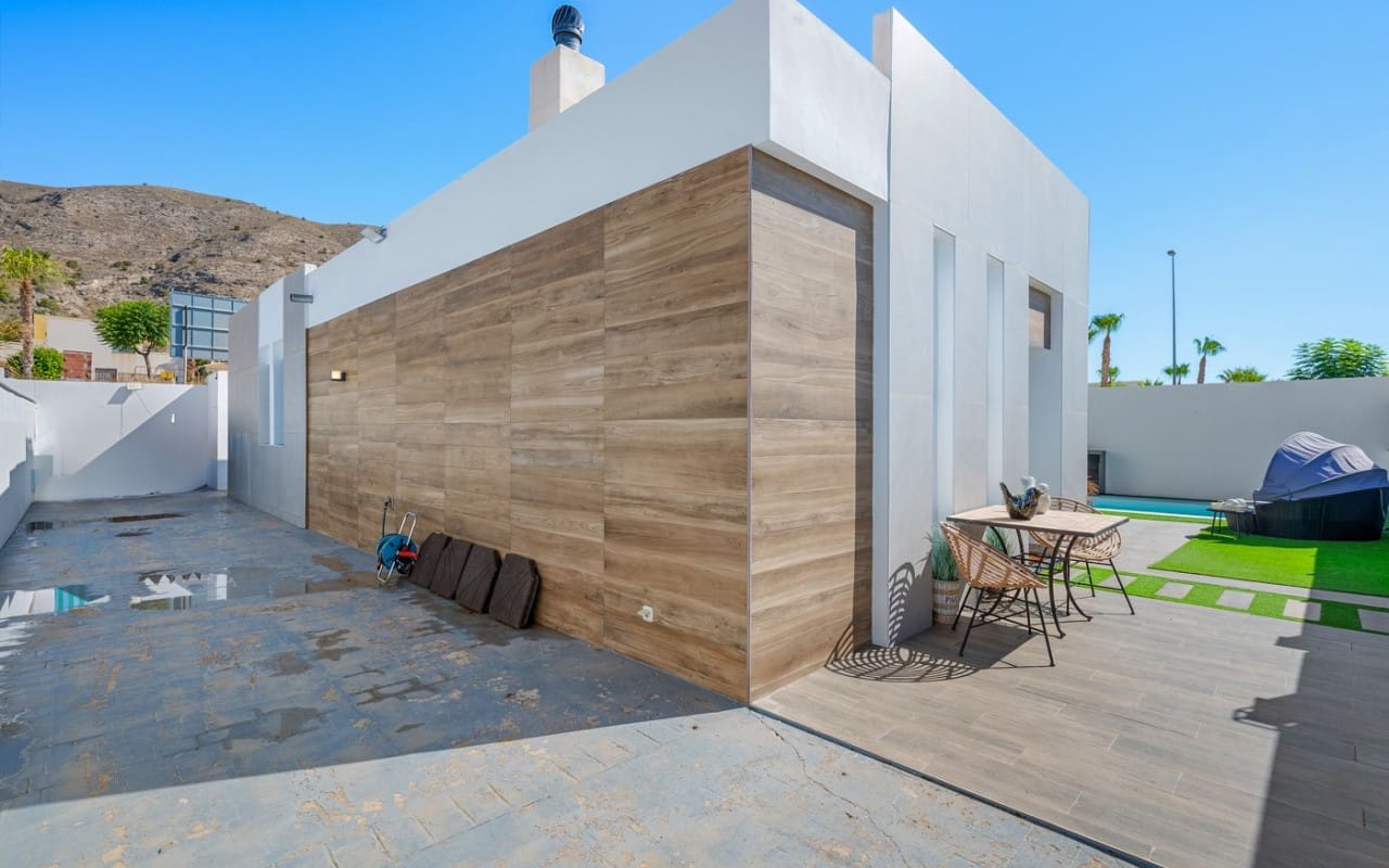 4 bedroom Villa for sale in Fortuna with pool garage - € 355,000 (Ref: 10012471)