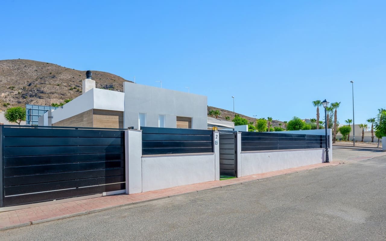 4 bedroom Villa for sale in Fortuna with pool garage - € 355,000 (Ref: 10012471)