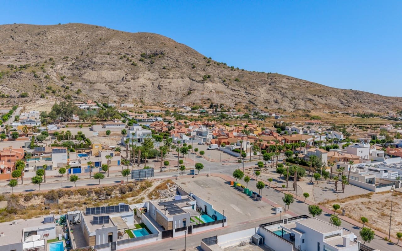 4 bedroom Villa for sale in Fortuna with pool garage - € 355,000 (Ref: 10012471)