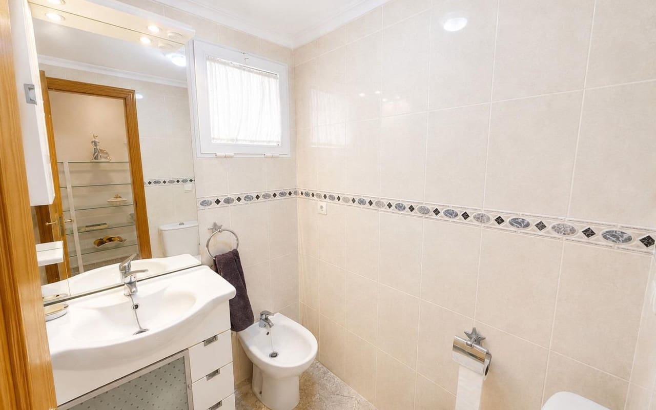 2 soverom Leilighet til salgs i Torrevieja med svømmebasseng garasje - € 135 000 (Ref: 10021358)