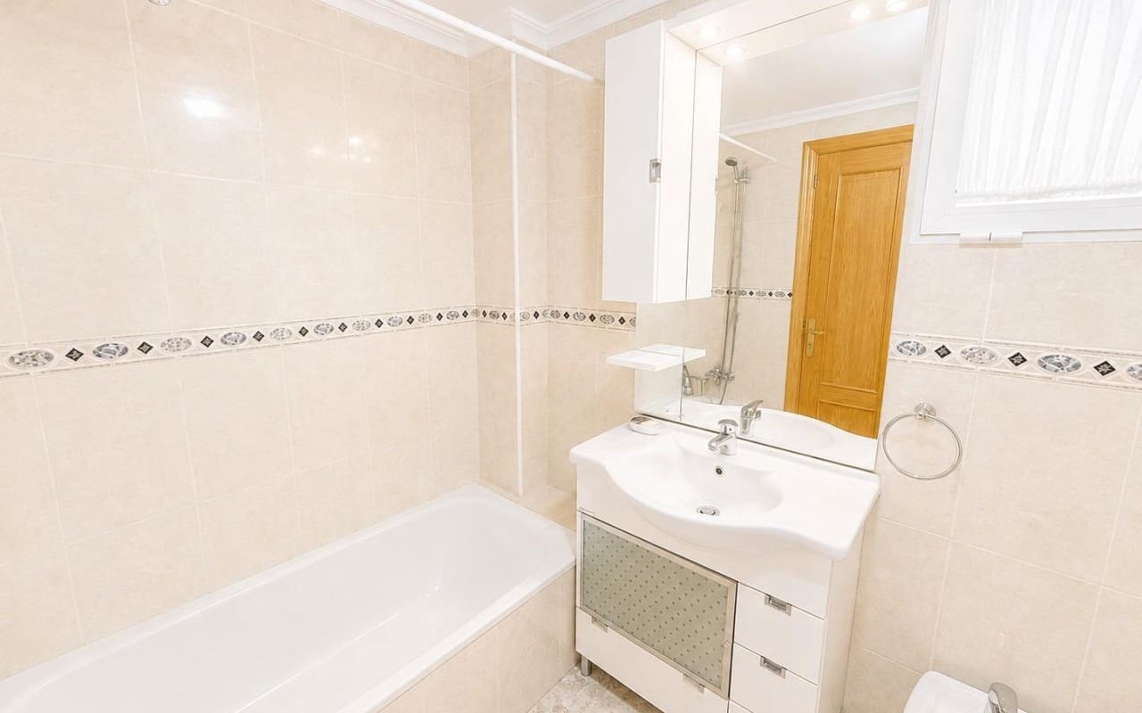 2 soverom Leilighet til salgs i Torrevieja med svømmebasseng garasje - € 135 000 (Ref: 10021358)