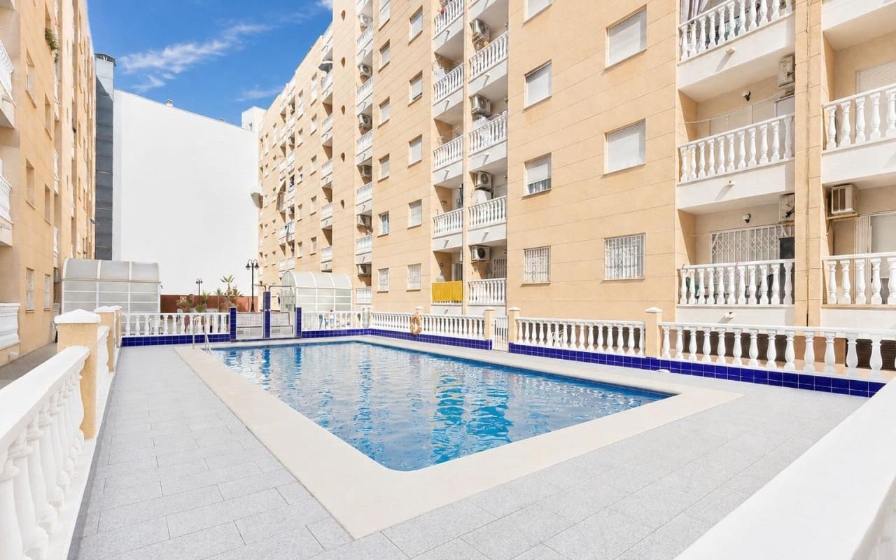 2 soverom Leilighet til salgs i Torrevieja med svømmebasseng garasje - € 135 000 (Ref: 10021358)