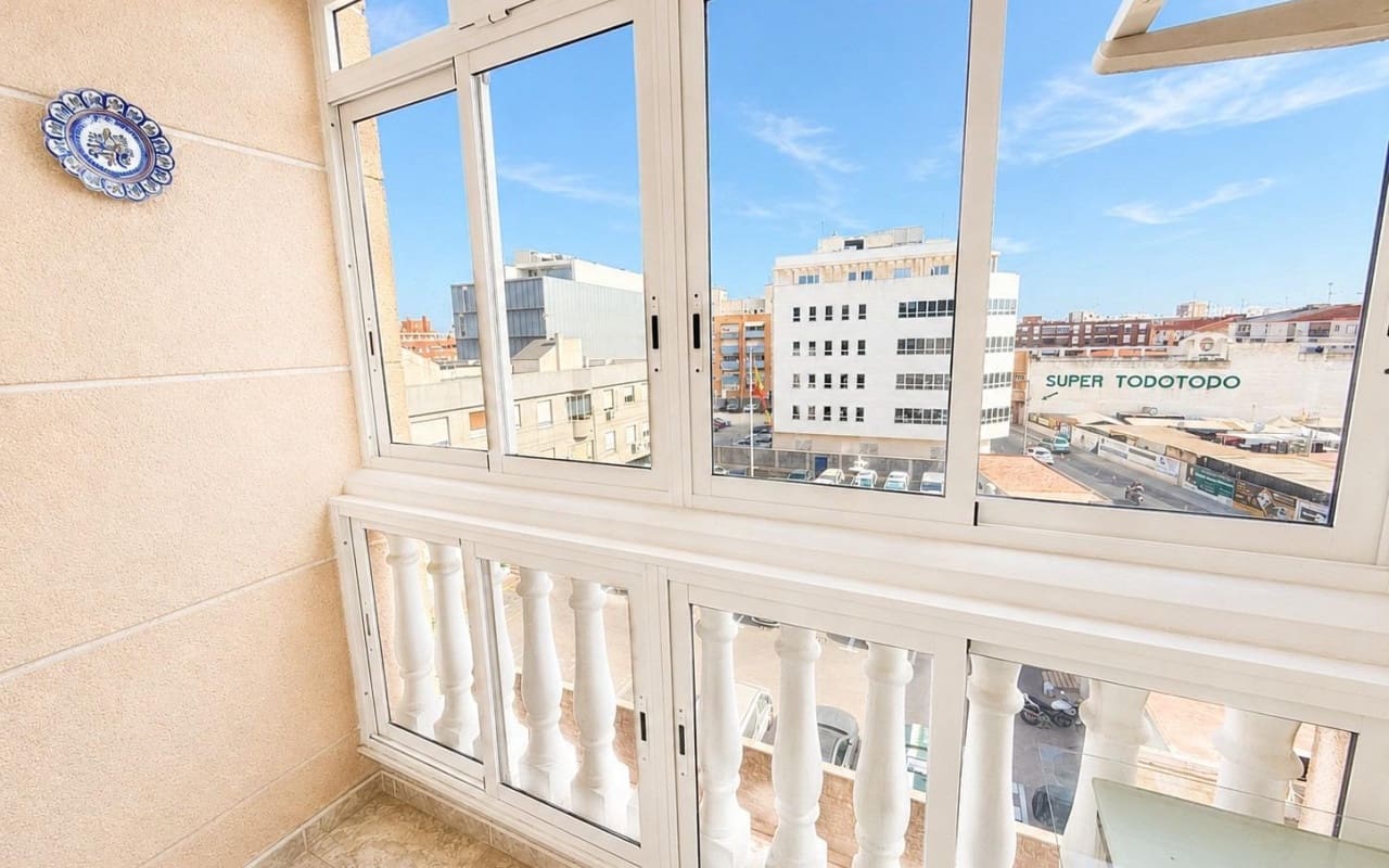 2 soverom Leilighet til salgs i Torrevieja med svømmebasseng garasje - € 135 000 (Ref: 10021358)