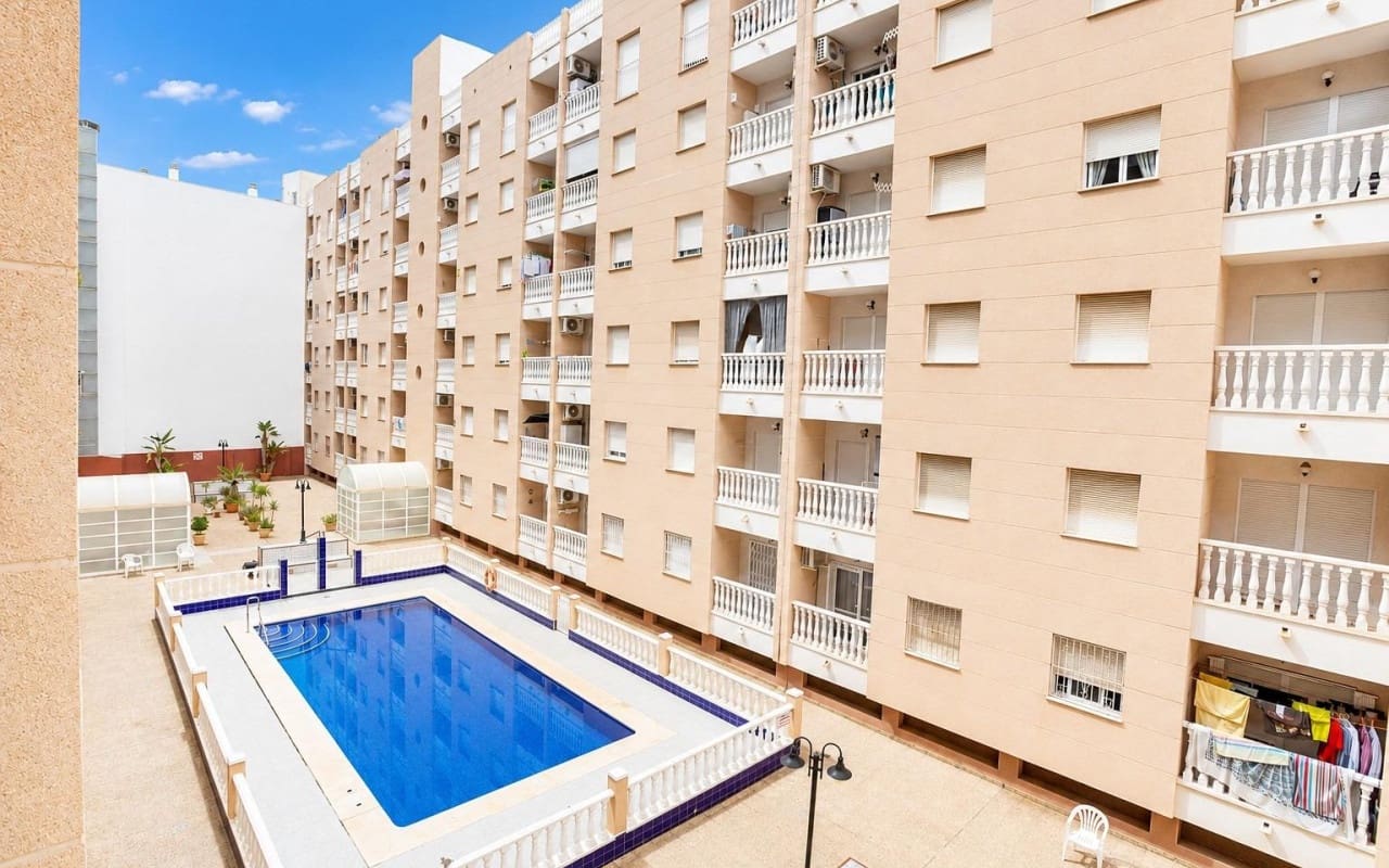 2 soverom Leilighet til salgs i Torrevieja med svømmebasseng garasje - € 135 000 (Ref: 10021358)