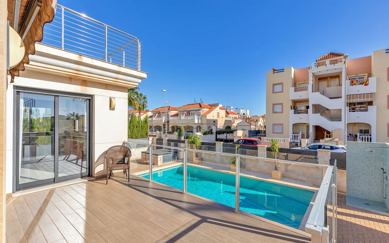 5 Zimmer Villa zu verkaufen in La Zenia mit Pool - 895.000 € (Ref: 10021482)