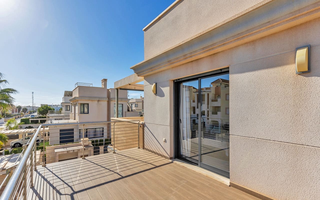 5 Zimmer Villa zu verkaufen in La Zenia mit Pool - 895.000 € (Ref: 10021482)