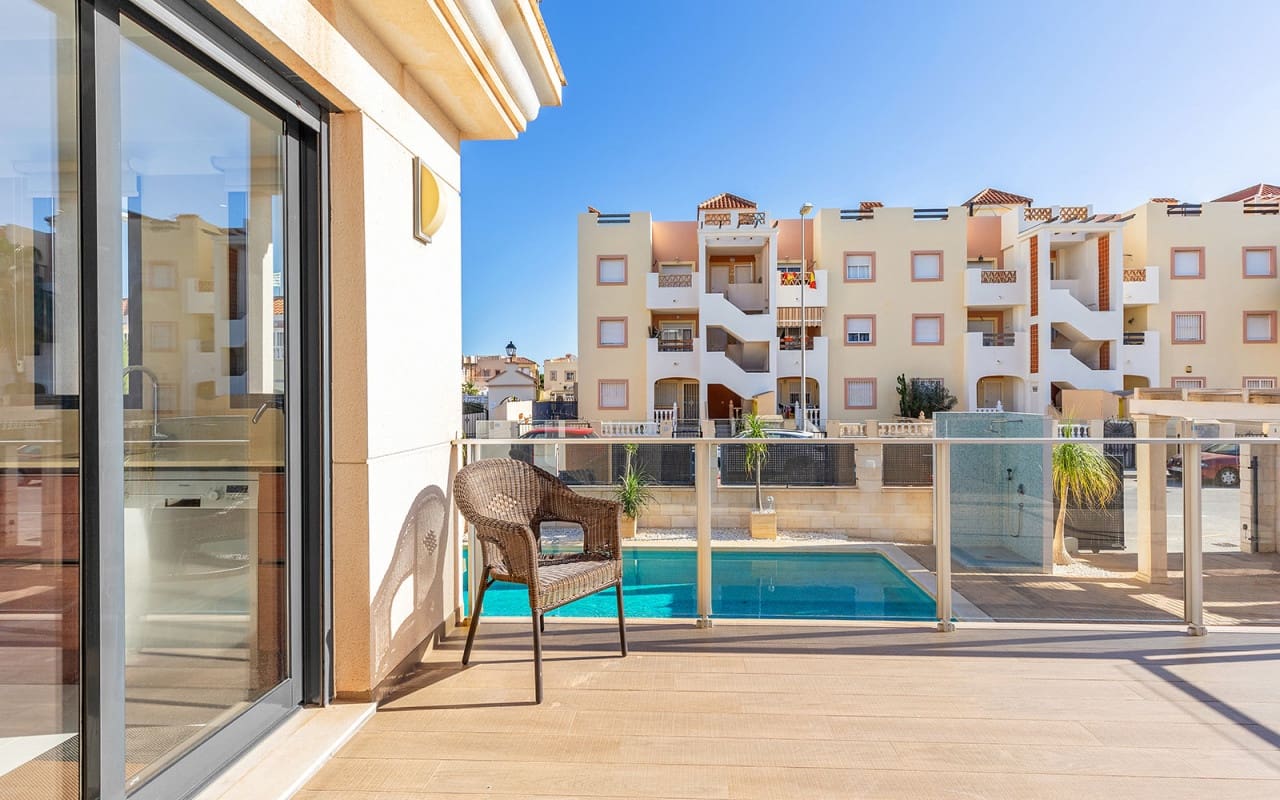 5 Zimmer Villa zu verkaufen in La Zenia mit Pool - 895.000 € (Ref: 10021482)