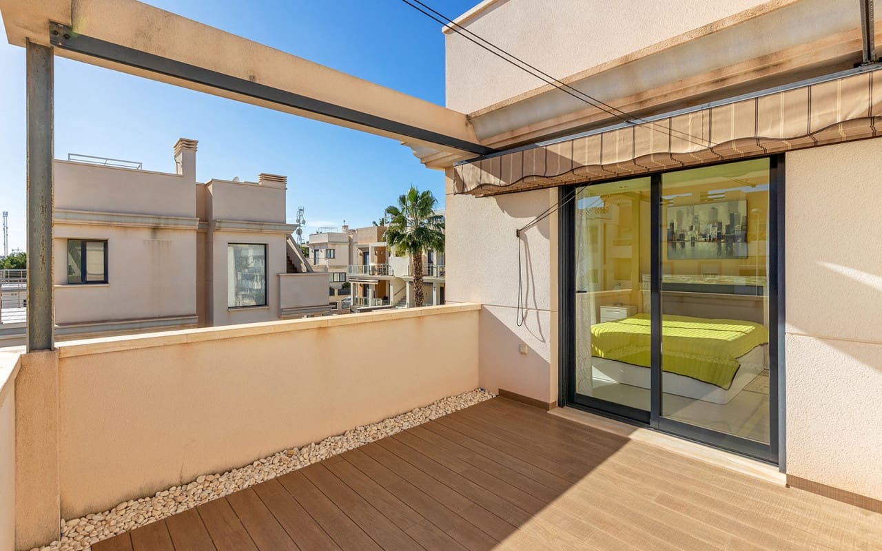 5 Zimmer Villa zu verkaufen in La Zenia mit Pool - 895.000 € (Ref: 10021482)