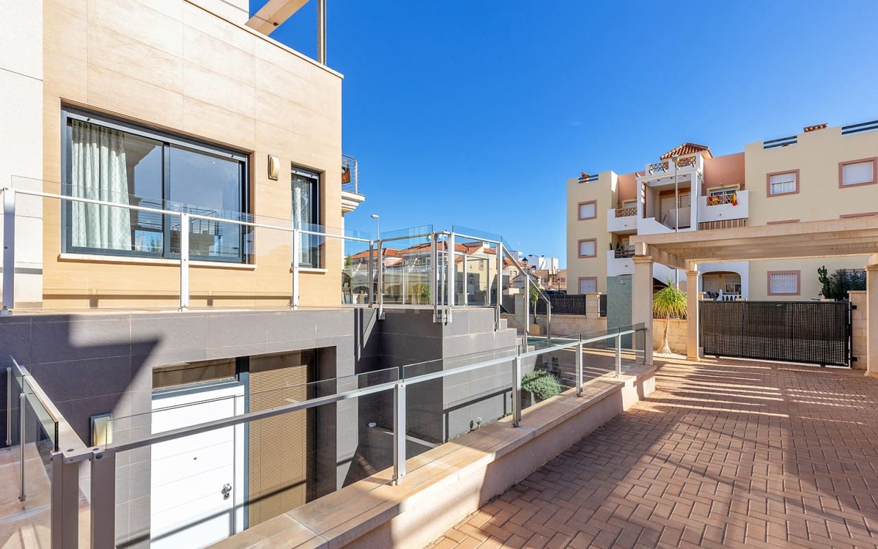 5 Zimmer Villa zu verkaufen in La Zenia mit Pool - 895.000 € (Ref: 10021482)