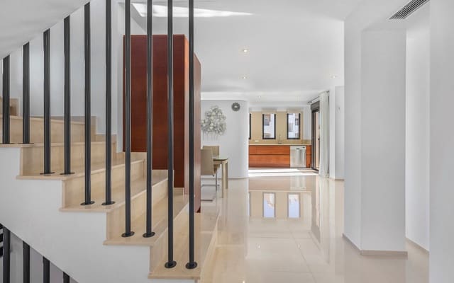 5 Zimmer Villa zu verkaufen in La Zenia, Orihuela mit Pool - 895.000 € (Ref: 10021482)