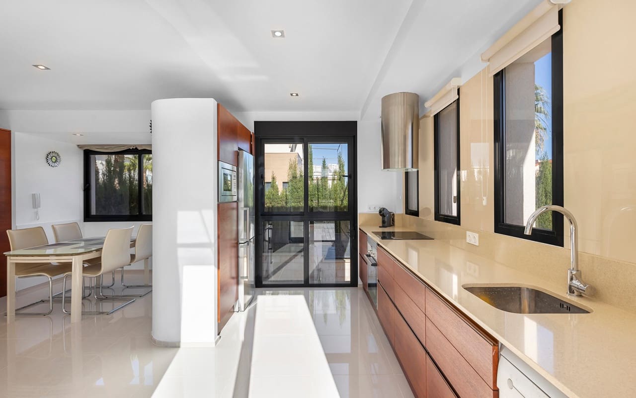 5 Zimmer Villa zu verkaufen in La Zenia mit Pool - 895.000 € (Ref: 10021482)